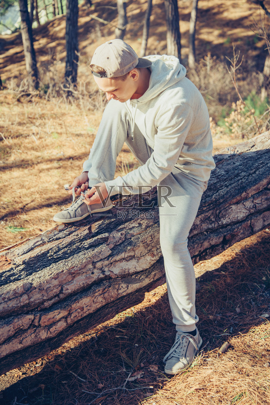 系鞋带的运动男。照片摄影图片