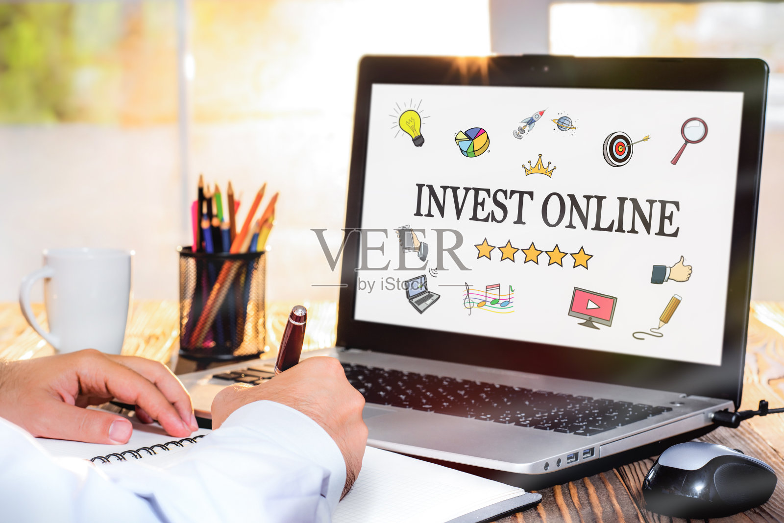 在笔记本显示器上投资在线概念照片摄影图片