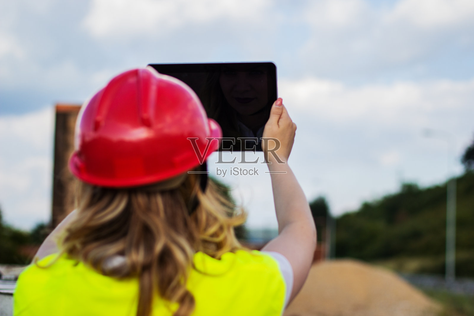 年轻女建筑工人照片摄影图片