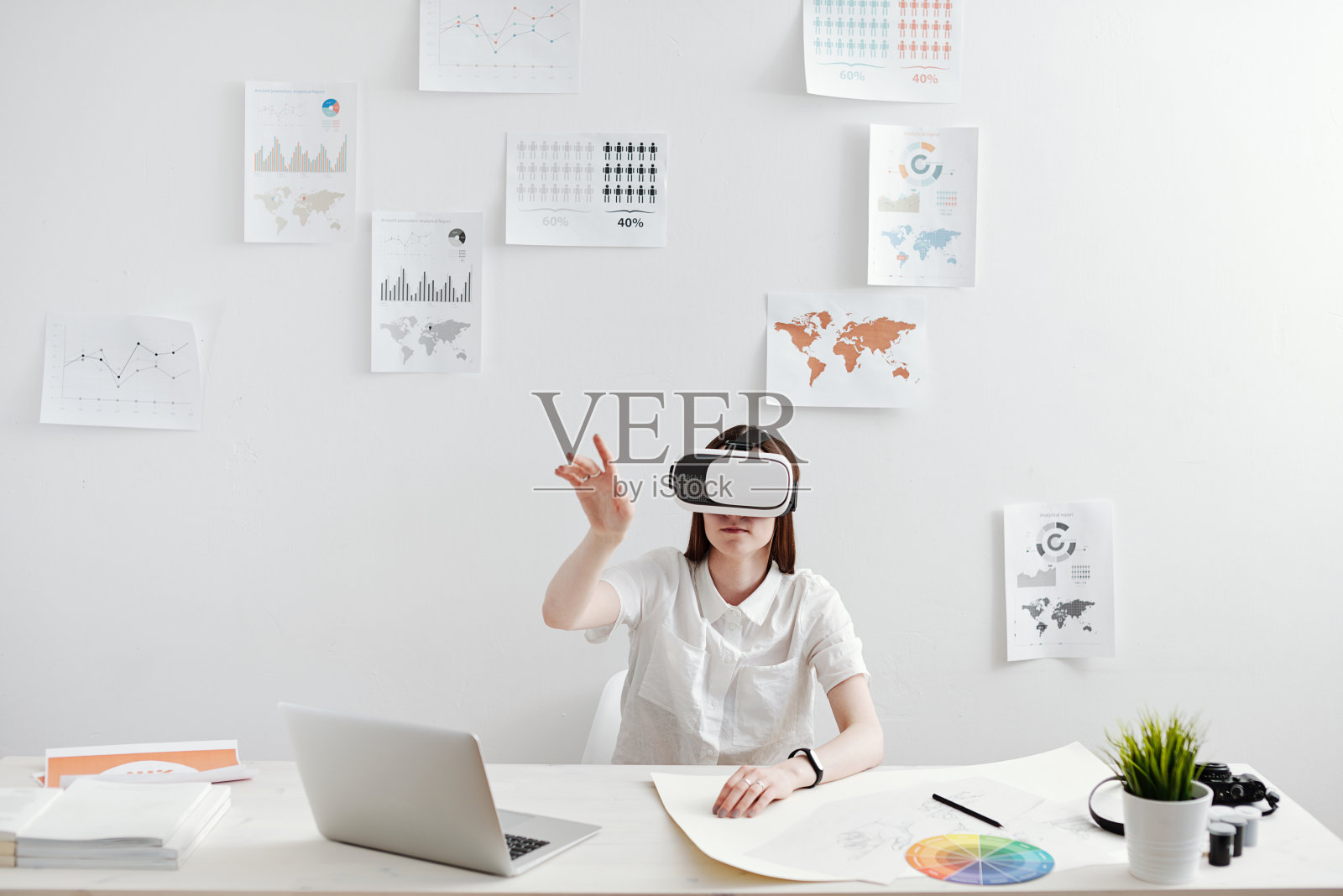 戴着虚拟现实眼镜的女人照片摄影图片