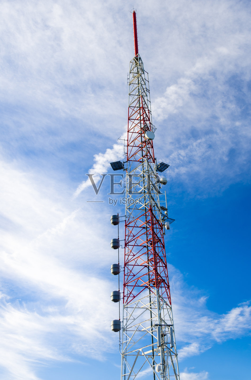 蓝天映电信塔照片摄影图片