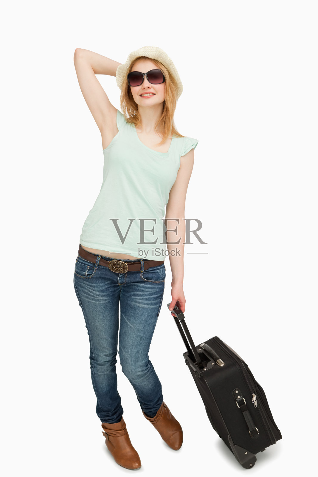 一个年轻女子提着一个手提箱站着照片摄影图片