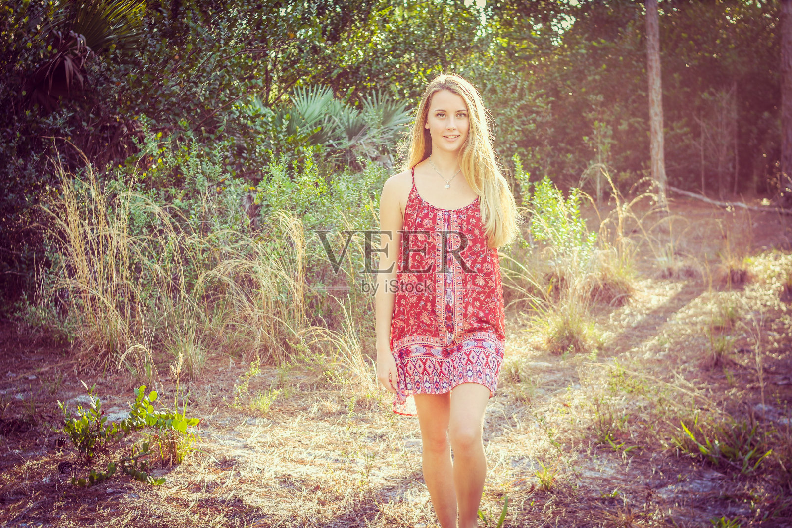 隔壁的她照片摄影图片