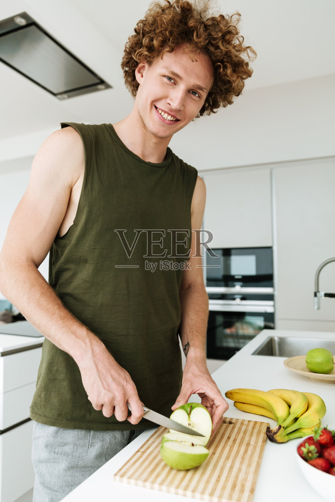 快乐的男人站在厨房做饭照片摄影图片