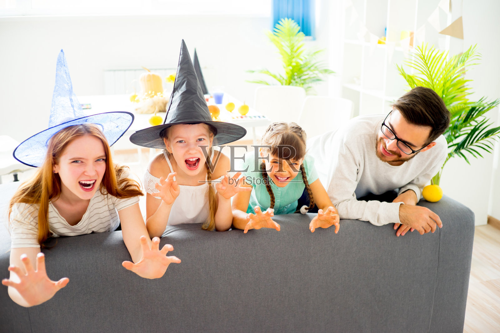 家庭庆祝万圣节照片摄影图片