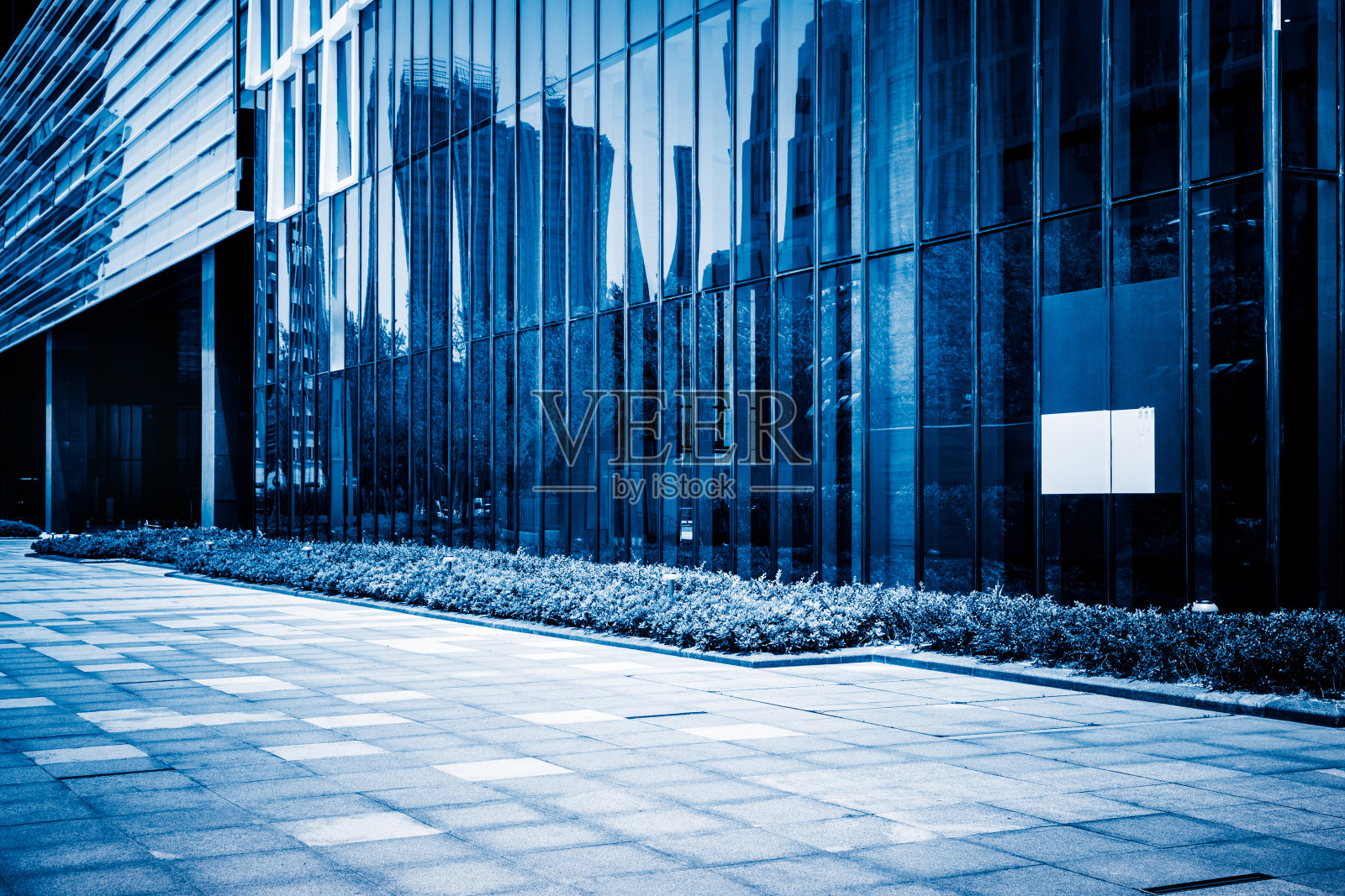 上海市中心空旷的广场照片摄影图片