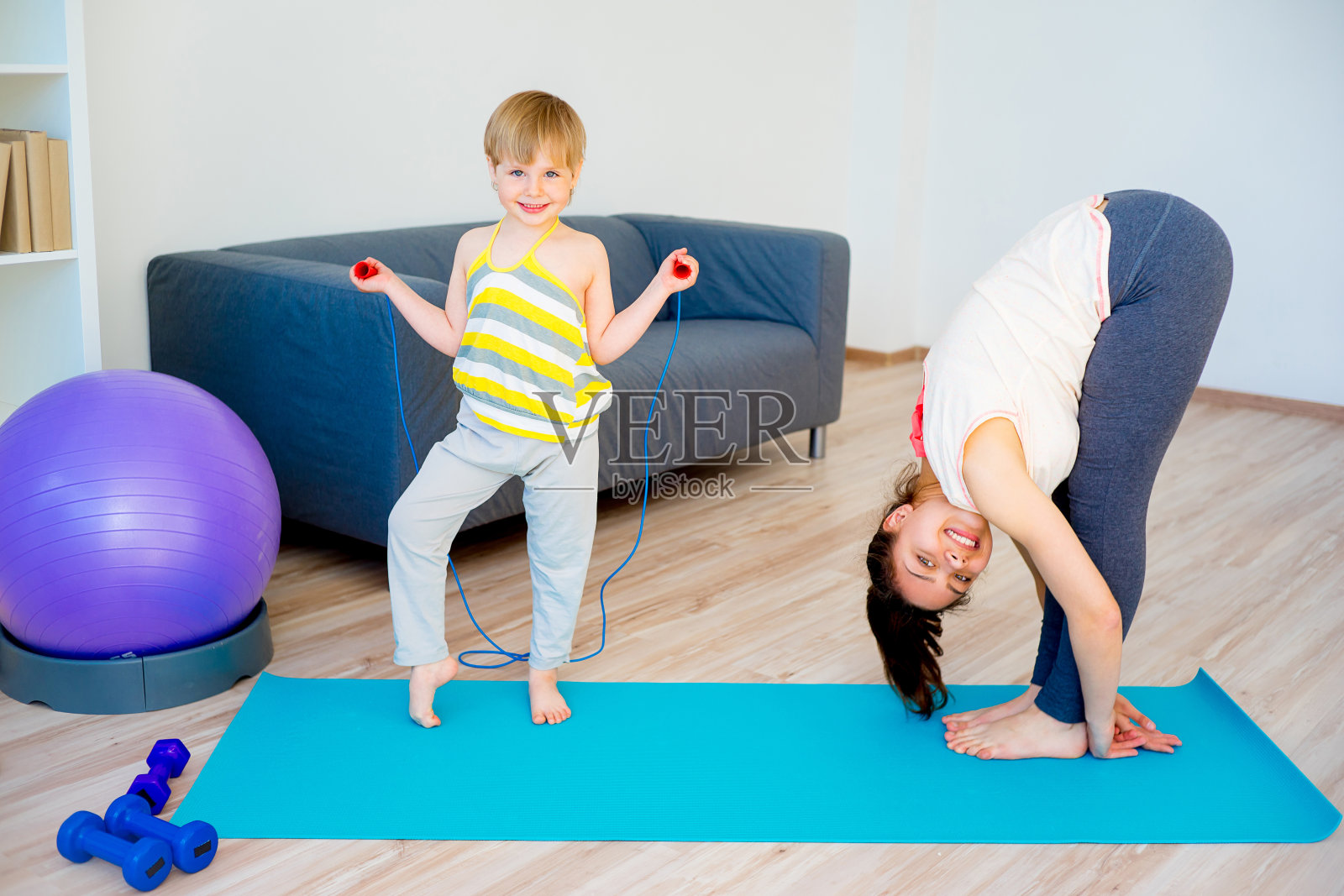 妈妈在做瑜伽照片摄影图片