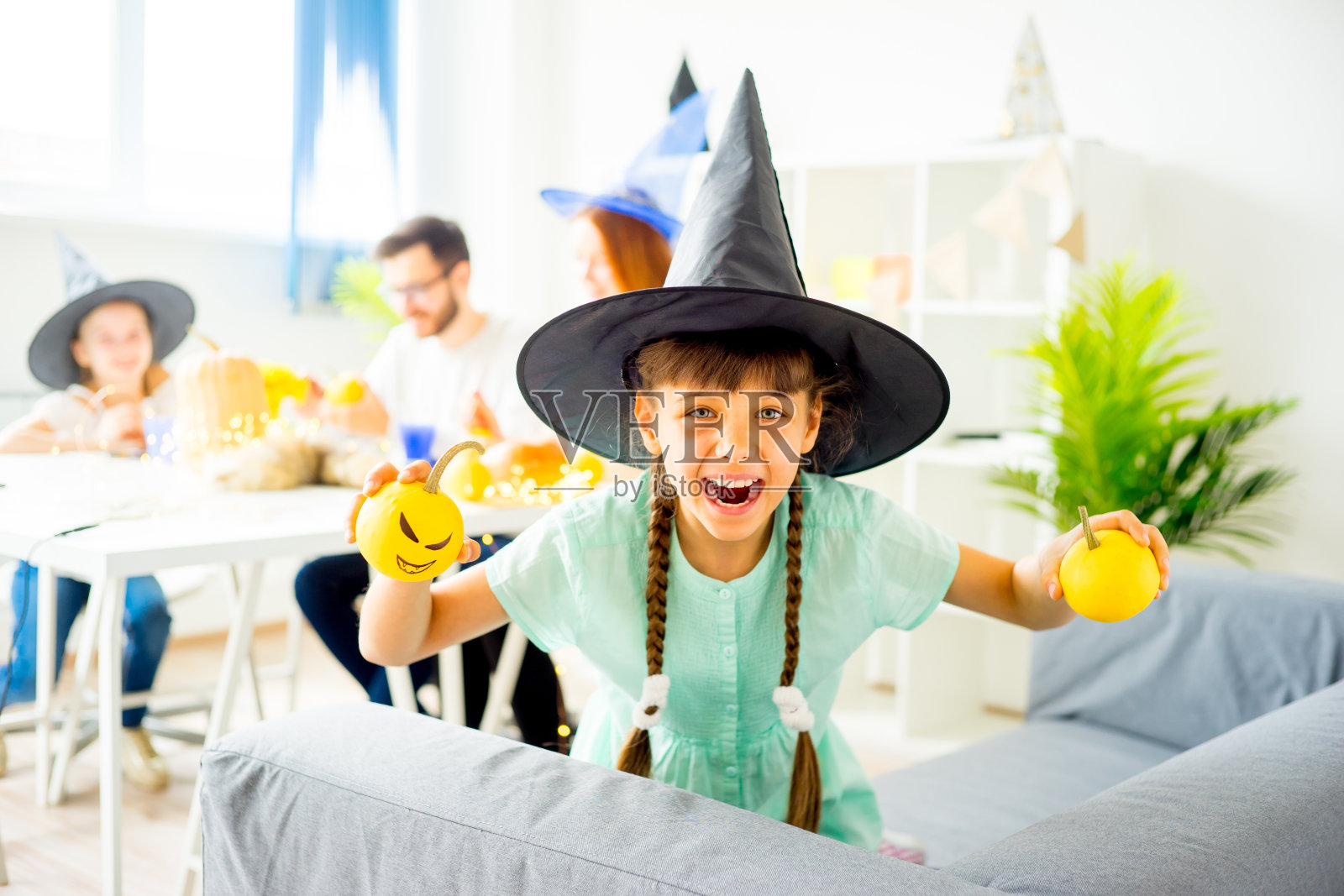 穿着女巫服装的女孩照片摄影图片