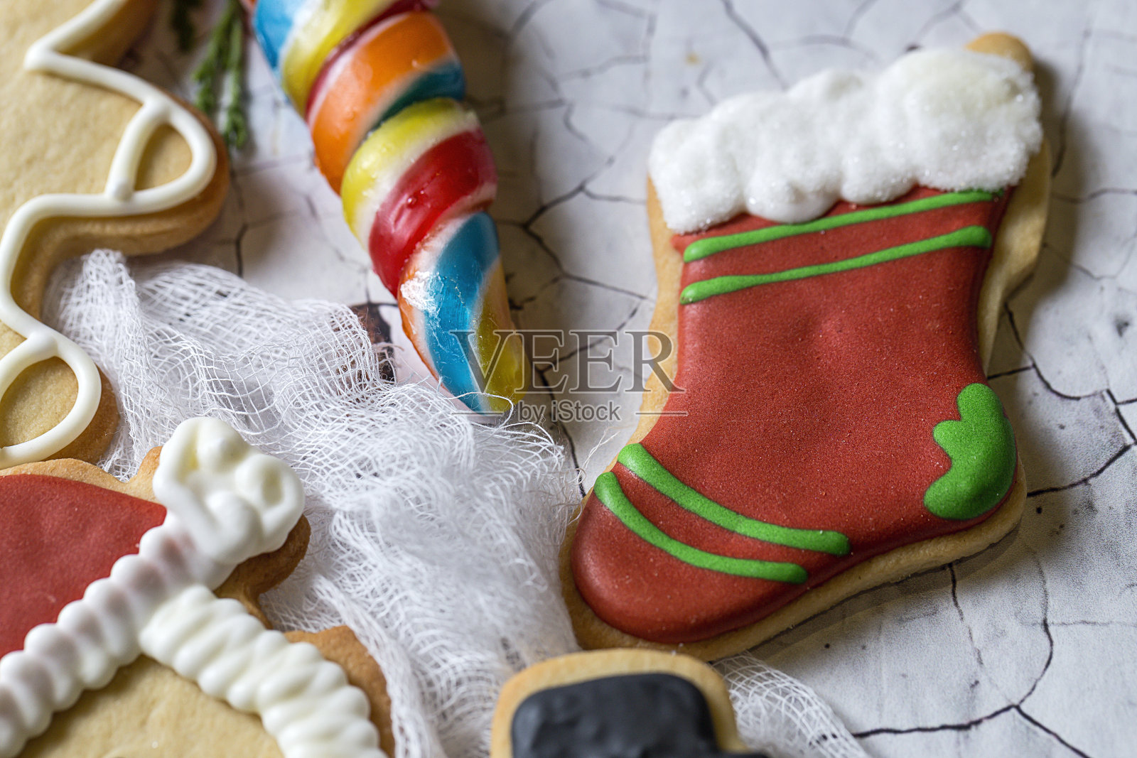 木桌上放着圣诞饼干照片摄影图片