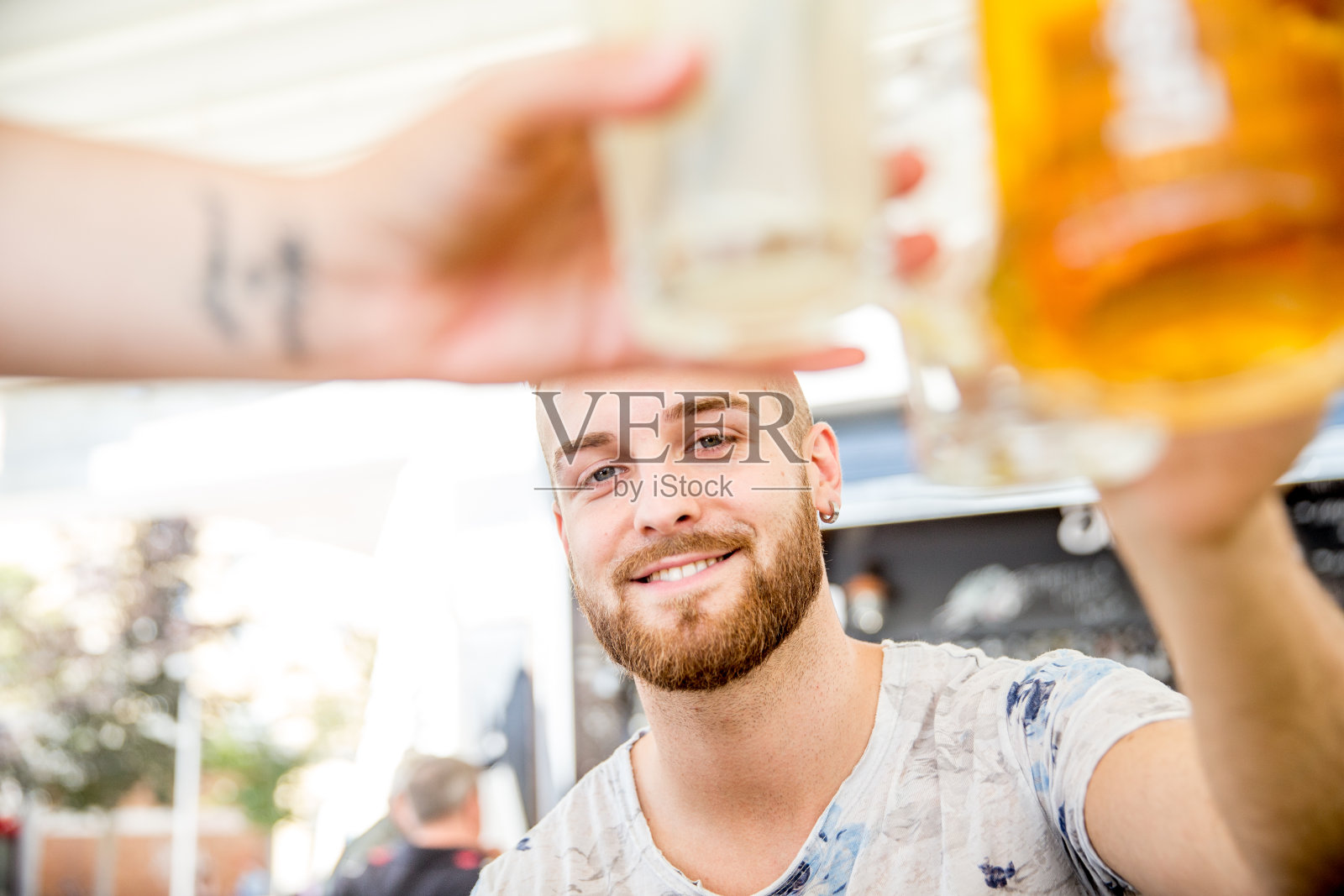 酒吧里的年轻帅哥照片摄影图片