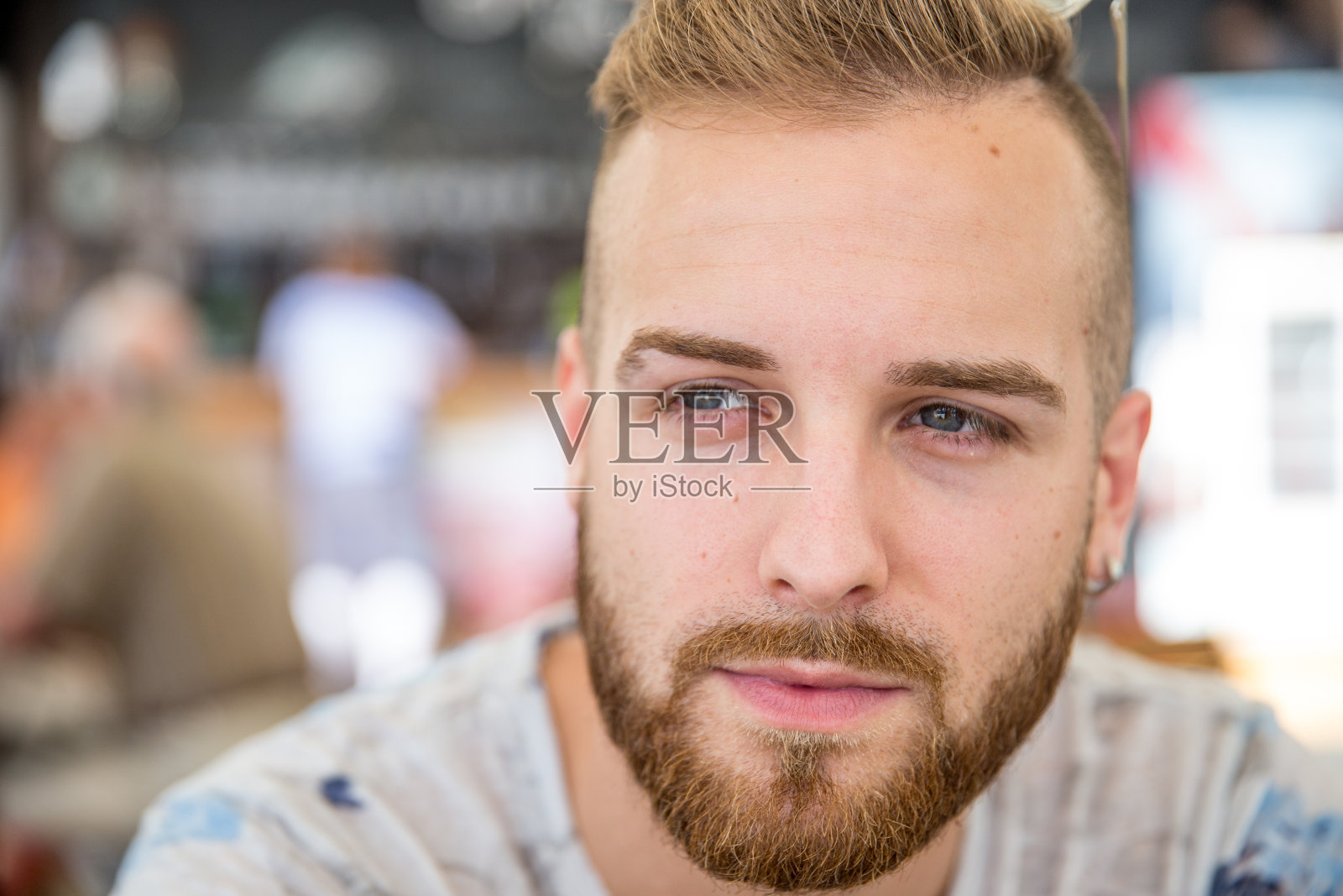 年轻英俊男子的肖像照片摄影图片