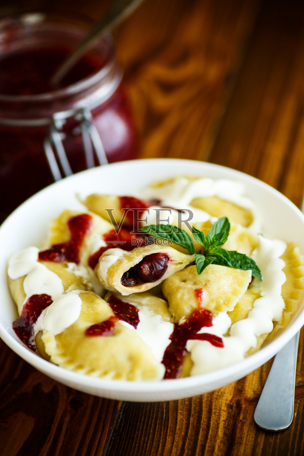 自制浆果和酸奶油甜饺子照片摄影图片