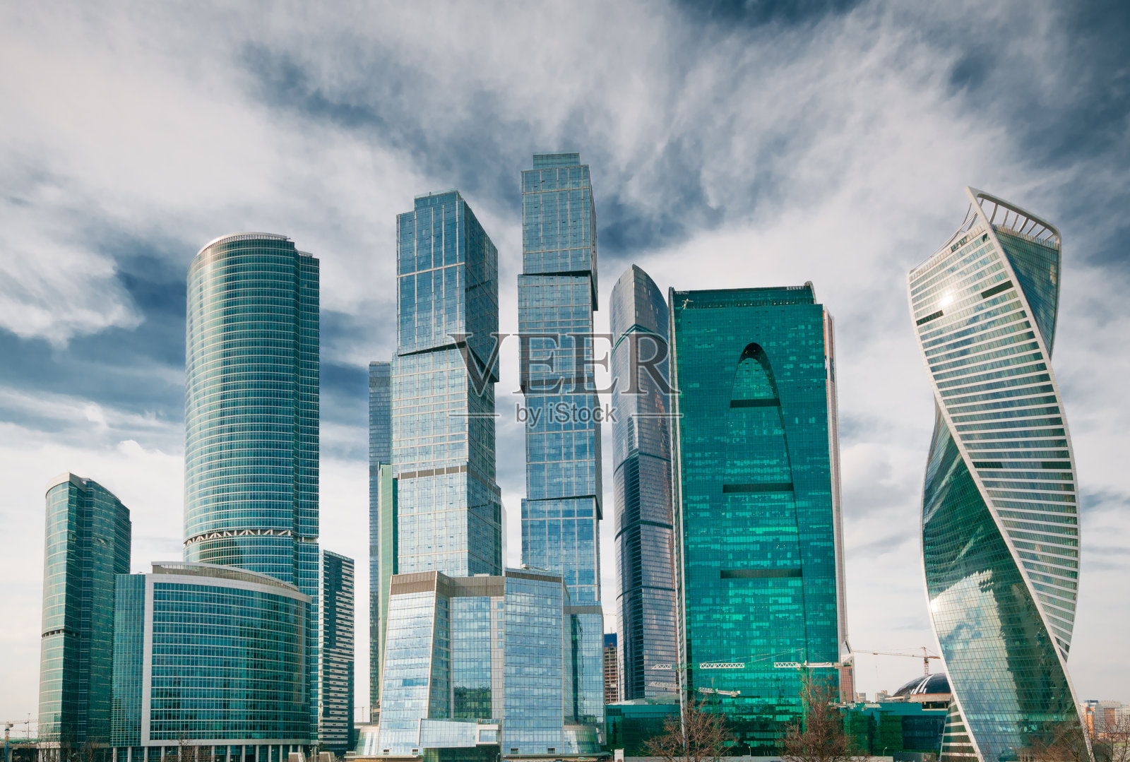 在多云的天空下，莫斯科商业中心的摩天大楼照片摄影图片