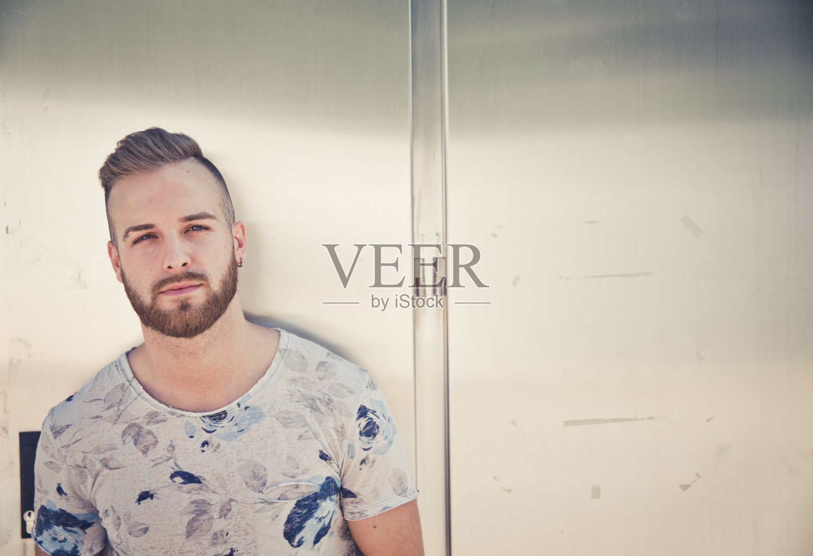 英俊青年的肖像照片摄影图片