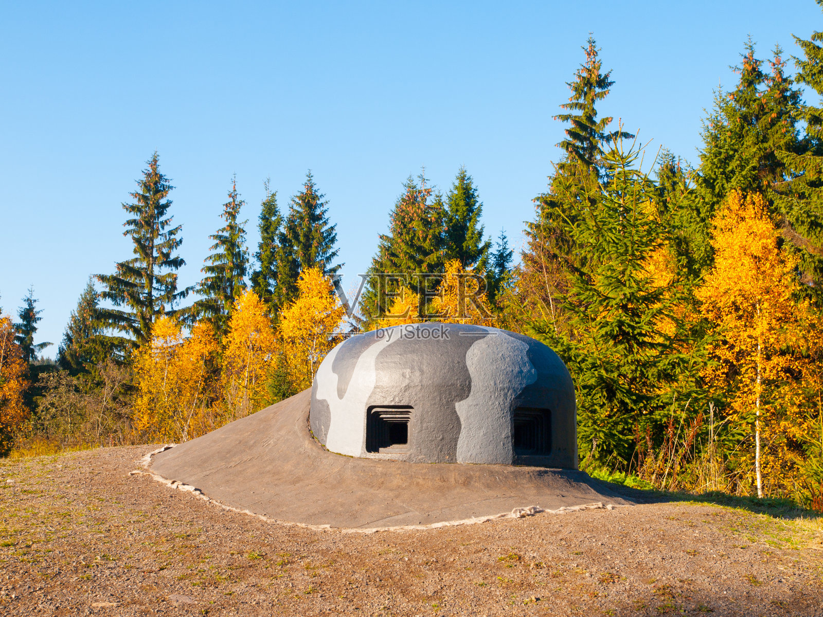 军用地堡上的机关枪炮塔上有迷彩画照片摄影图片