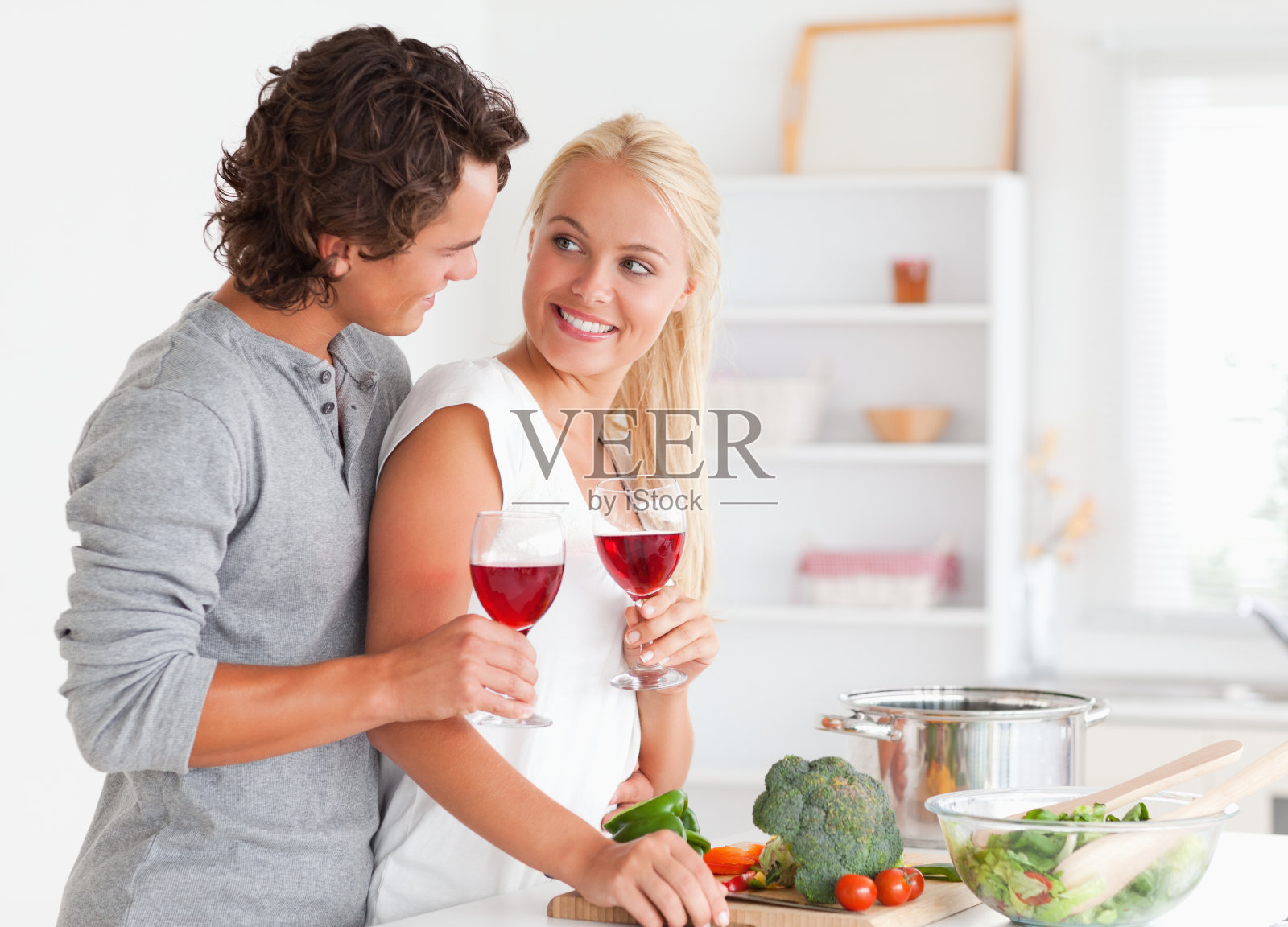 一对正在喝红酒的夫妇照片摄影图片