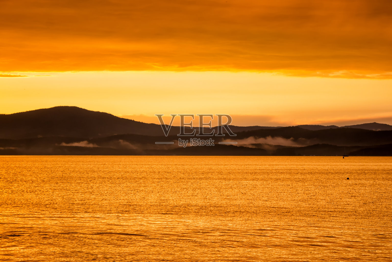 风景橙黄的日落湖上照片摄影图片