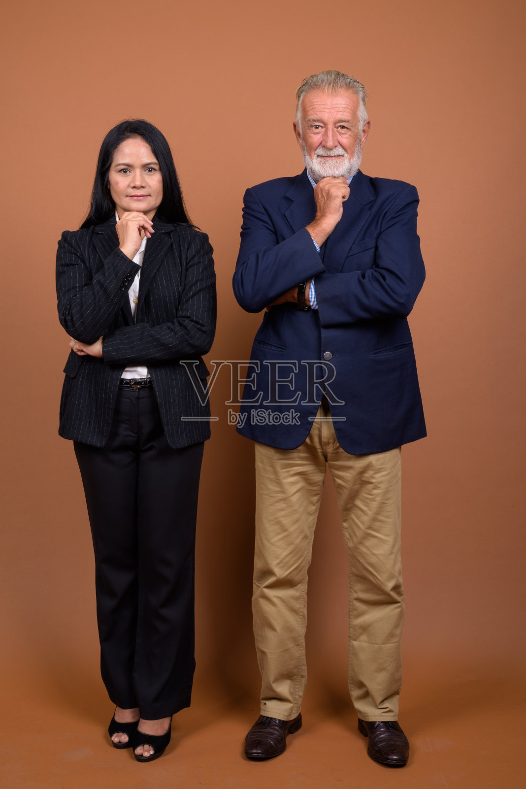 在彩色背景下拍摄成熟的多民族商业夫妇照片摄影图片