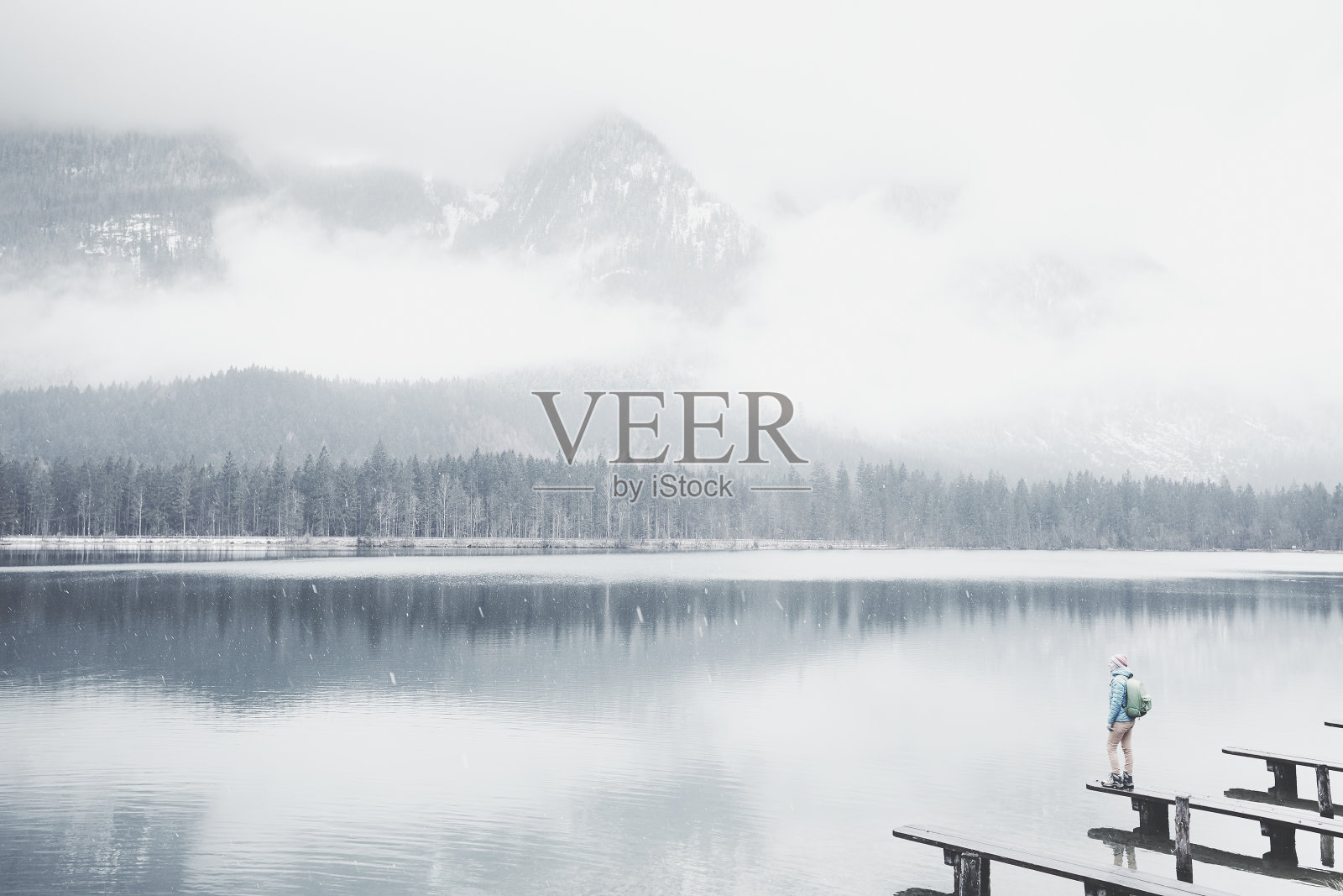 游客在冬季的山湖照片摄影图片