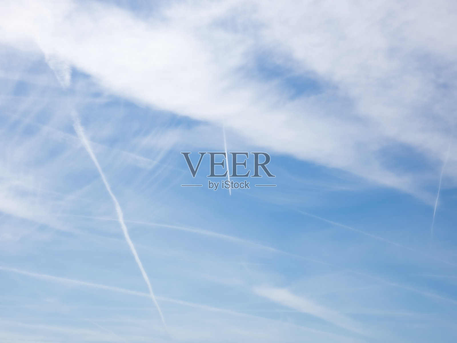 蓝天和云朵在法国的天空照片摄影图片