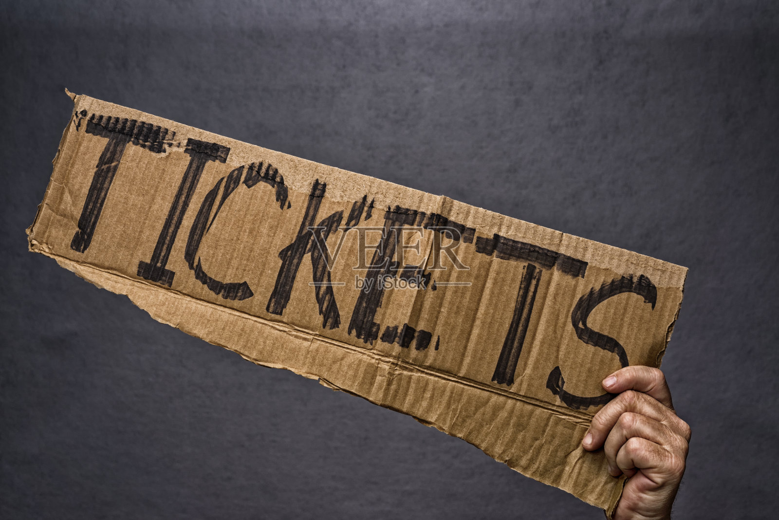 男性手拿纸板签与票照片摄影图片