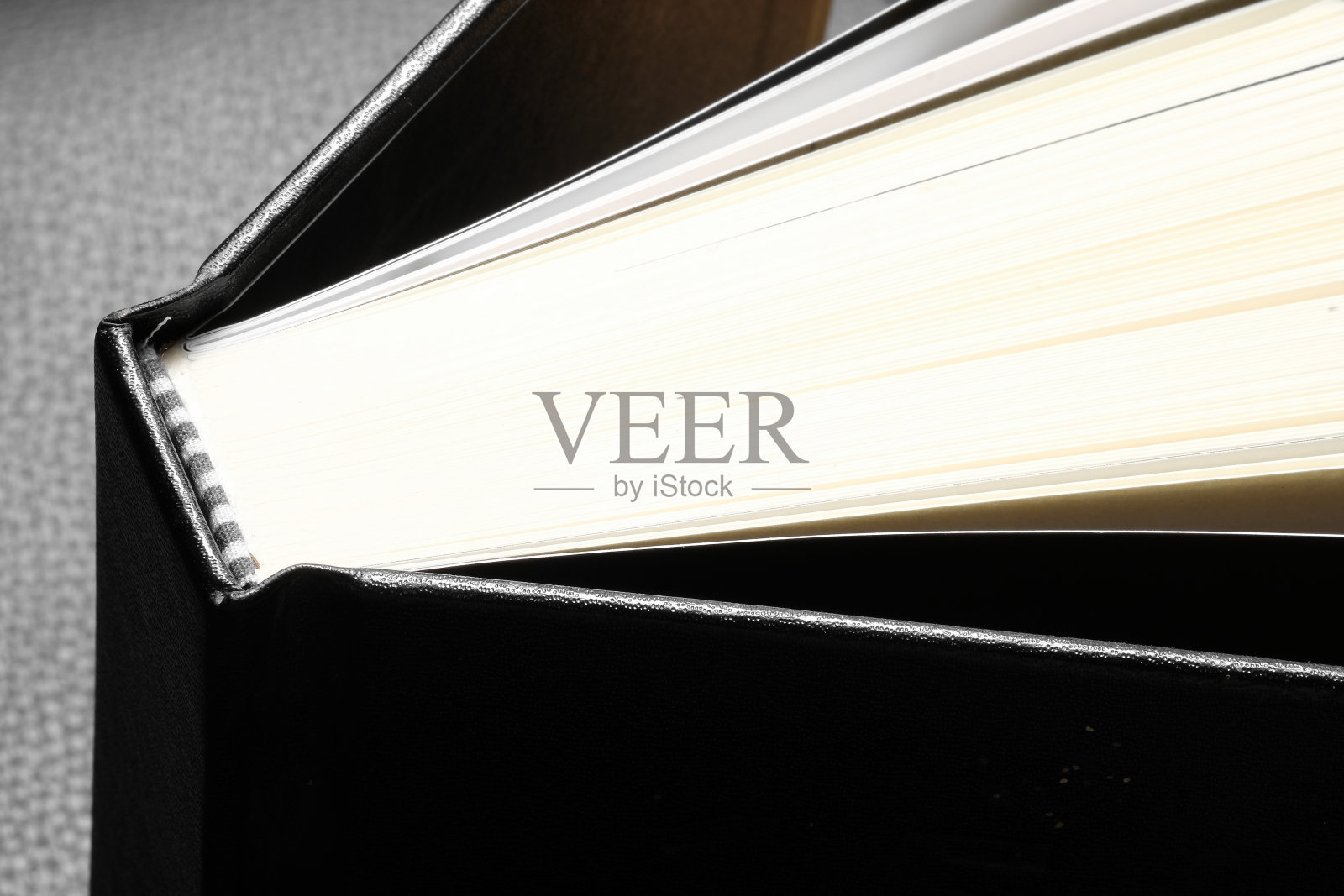 精装书在黑色背景-软焦点照片摄影图片