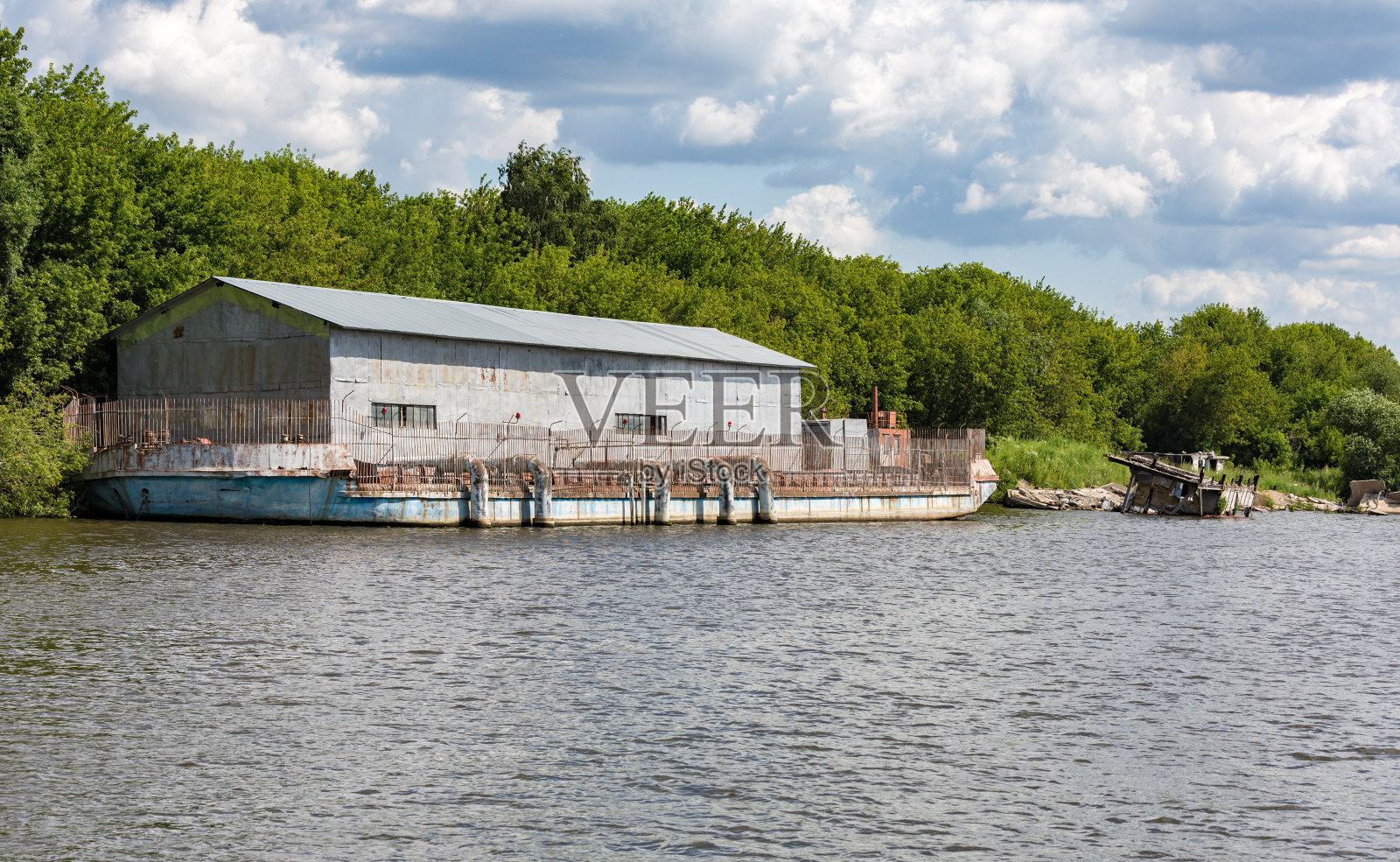 内河驳船上的机库照片摄影图片