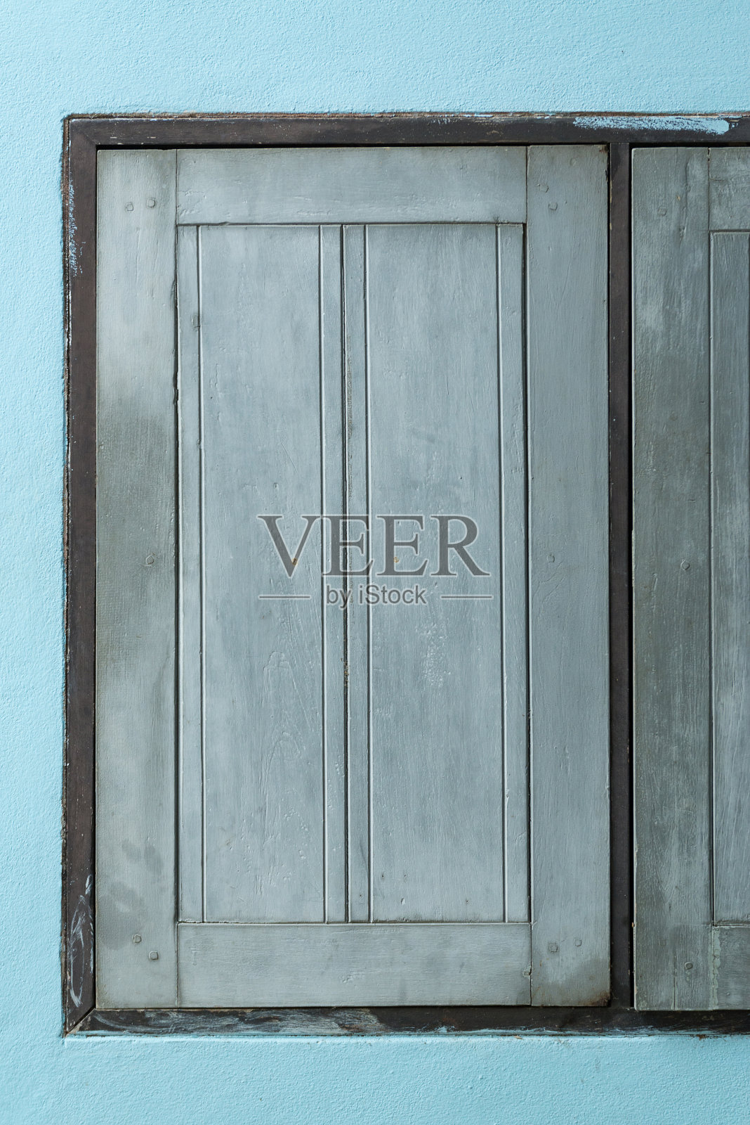 旧的垃圾木简单的窗户。木质表面。照片摄影图片