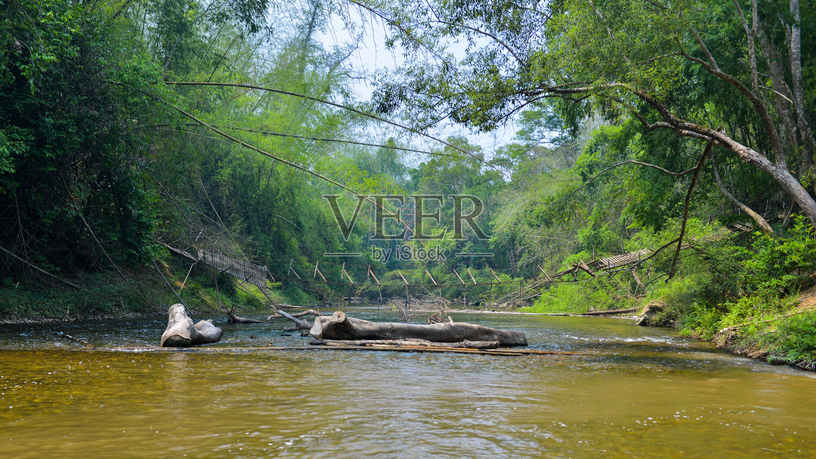 湄Chan河上的吊桥照片摄影图片