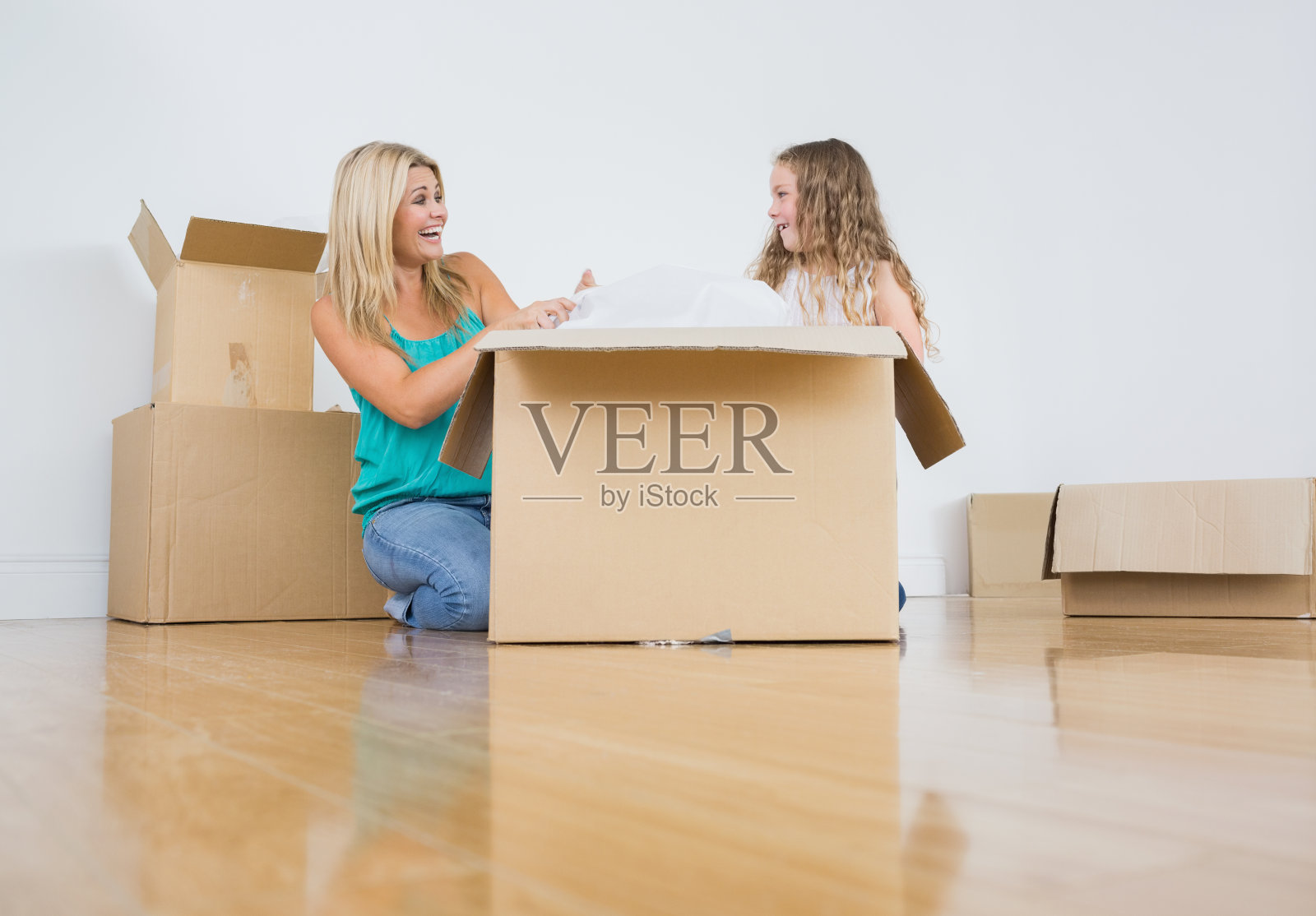 母亲和女儿打开行李照片摄影图片