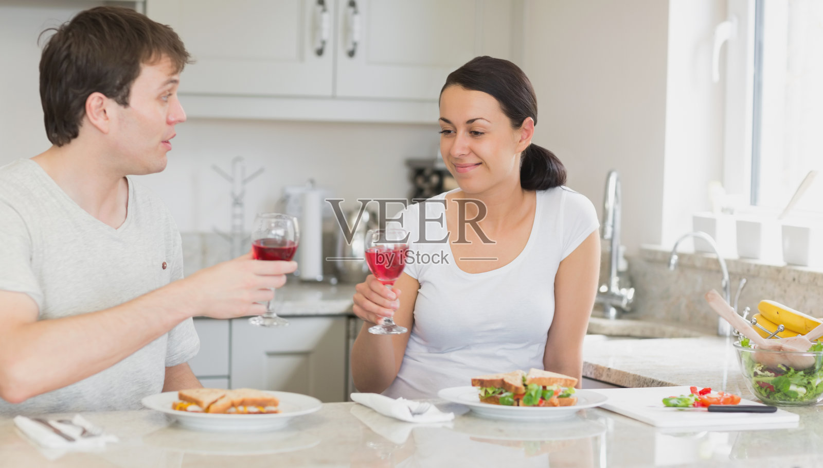 年轻夫妇共进午餐照片摄影图片