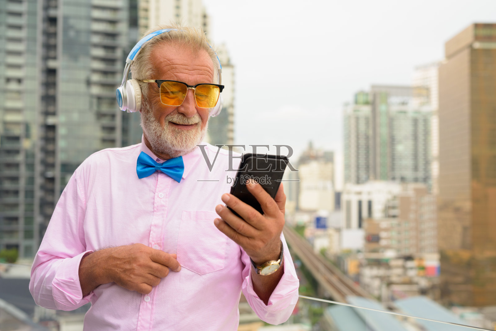 画像的高级英俊男子穿着时尚的衣服反对泰国曼谷的城市照片摄影图片