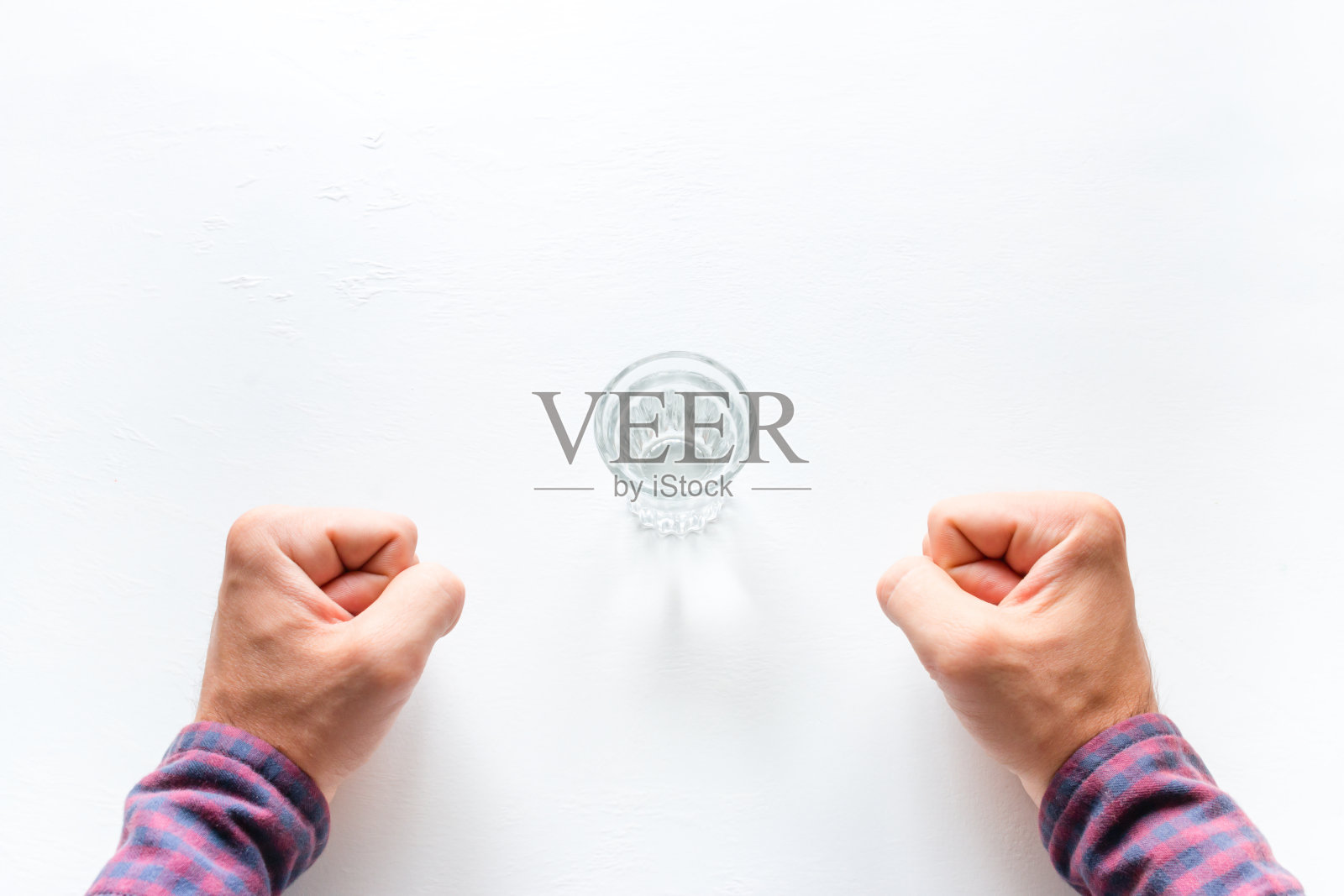 男性酗酒者表现出拒绝酒精的意志力照片摄影图片