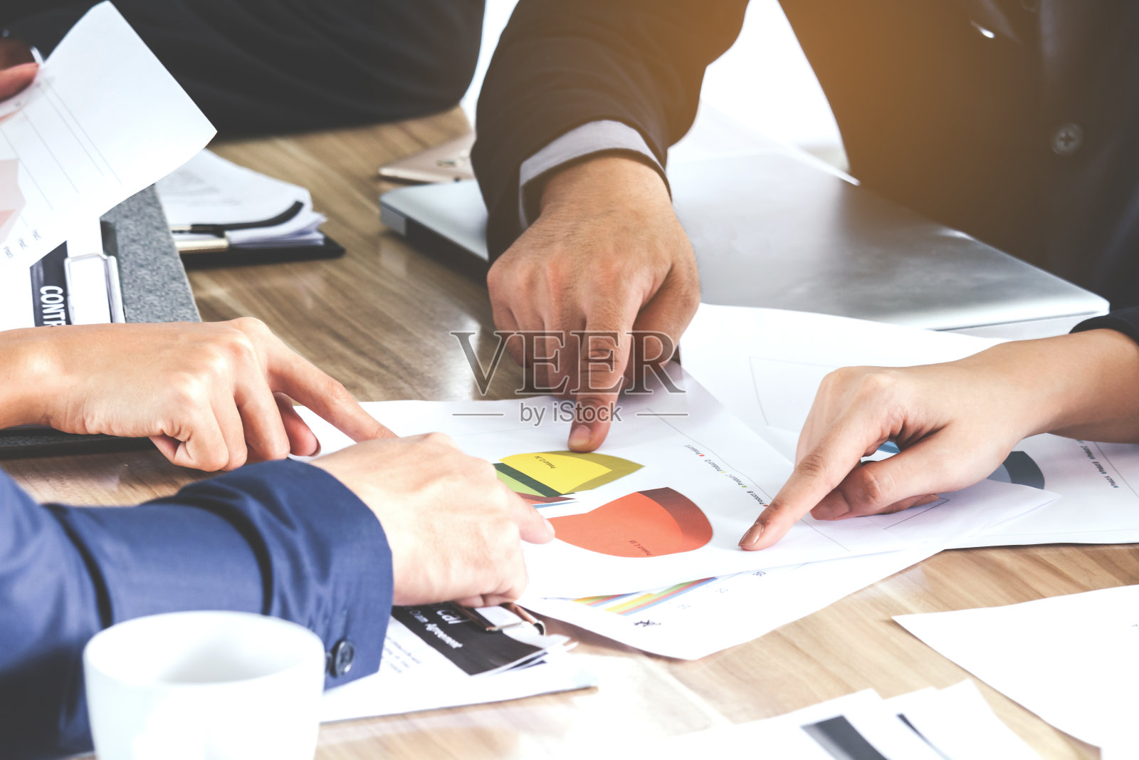 业务指针指向业务文件照片摄影图片