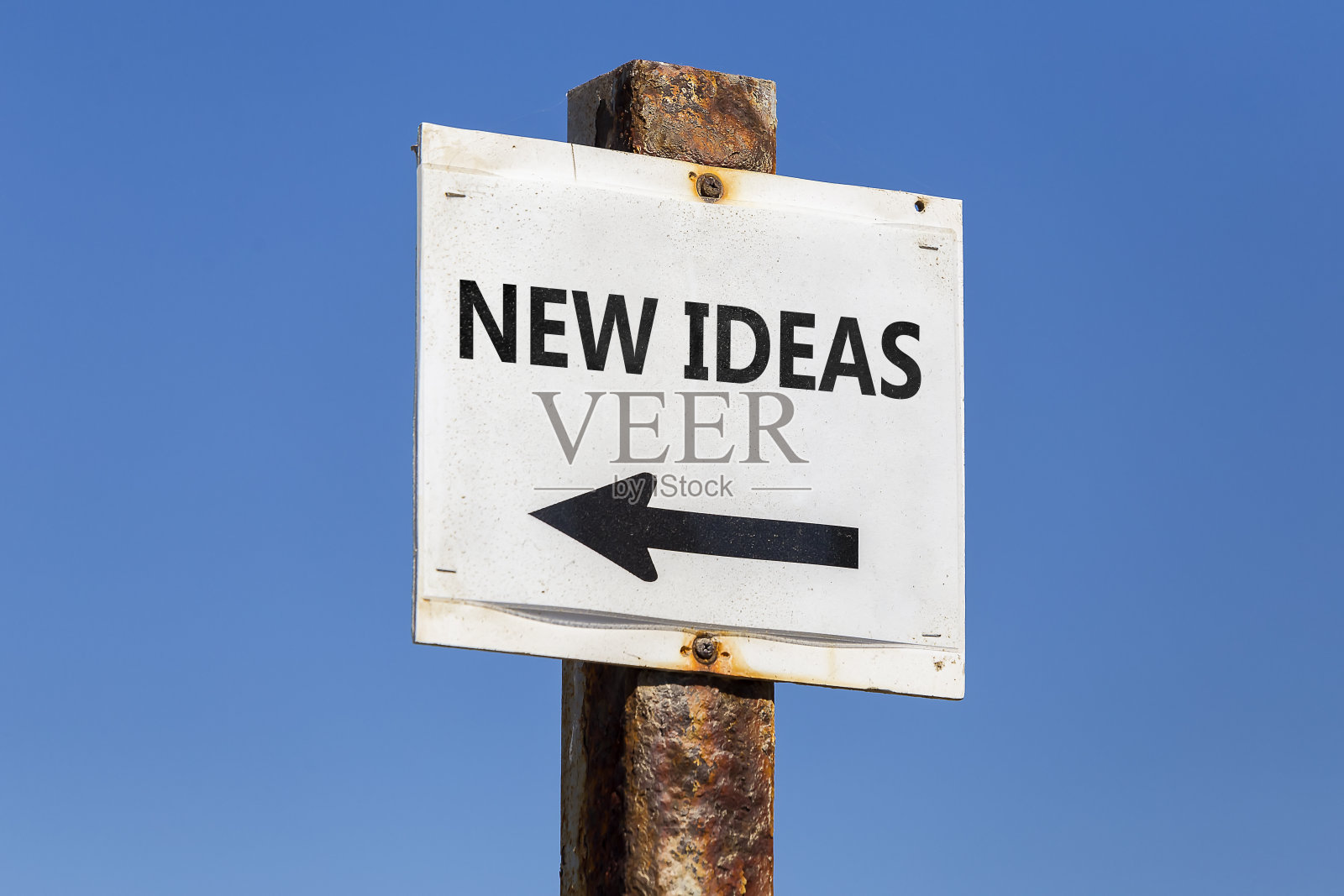 新想法，文字和箭头路标照片摄影图片