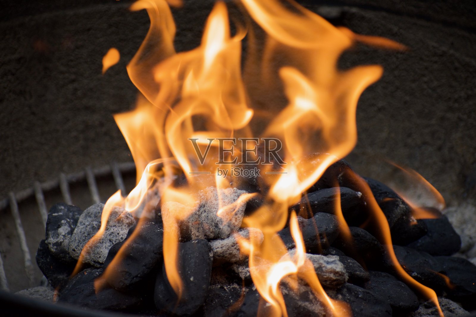 木炭烤架上的火照片摄影图片