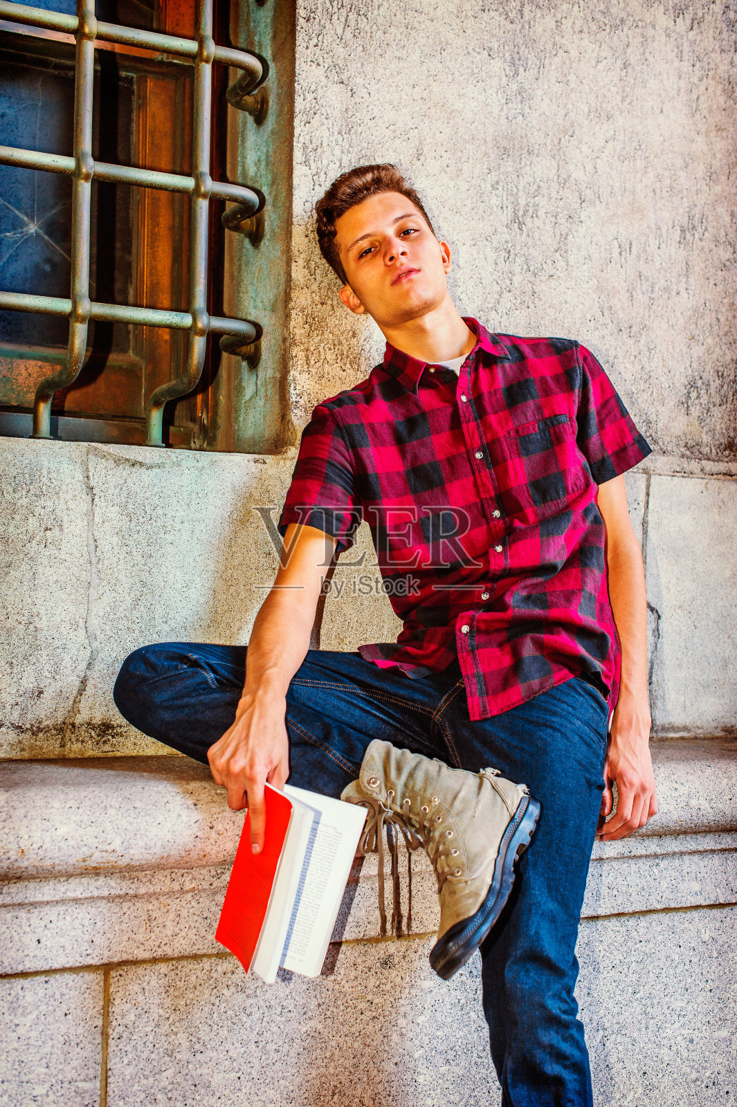 在纽约外面读书的美国年轻人照片摄影图片