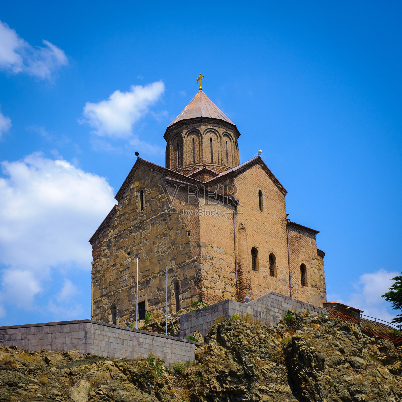 矗立在高耸的悬崖上的梅特凯教堂俯瞰着第比利斯最受欢迎的地标之一姆特克瓦里河照片摄影图片