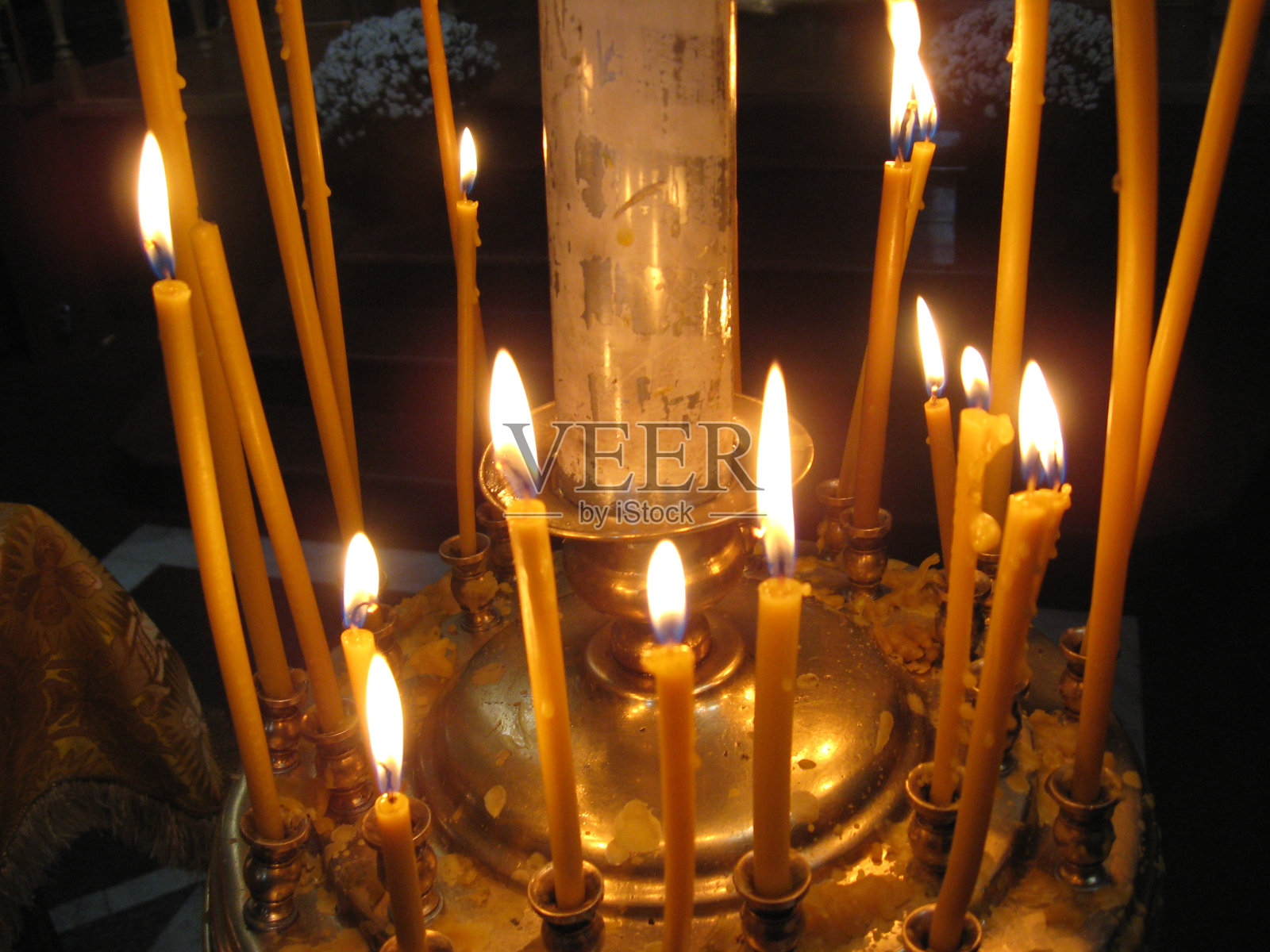 烛台上燃烧的教堂蜡烛照片摄影图片