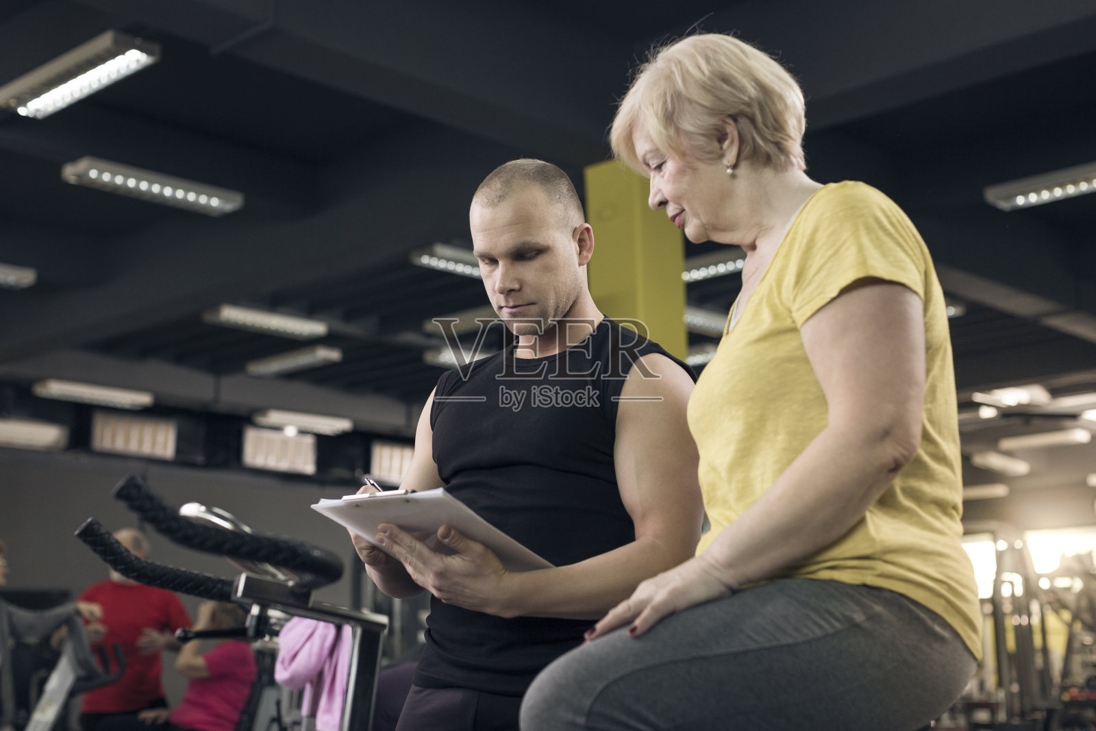 年轻的教练和高级客户照片摄影图片