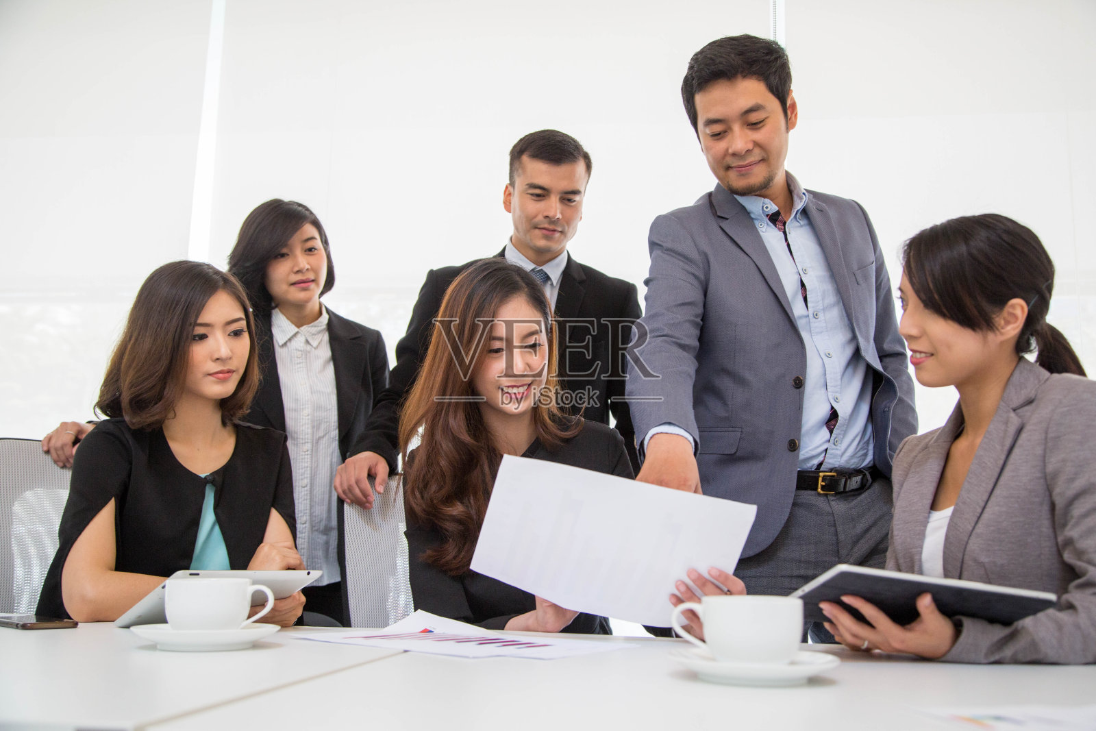 业务团队成员讨论照片摄影图片