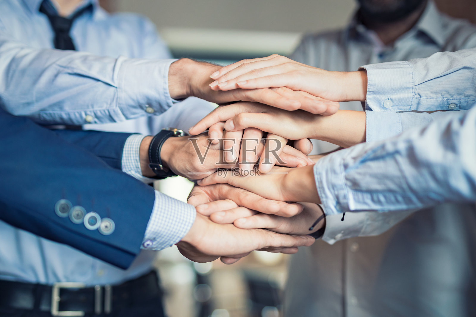 堆栈的手中。团结协作的理念。照片摄影图片