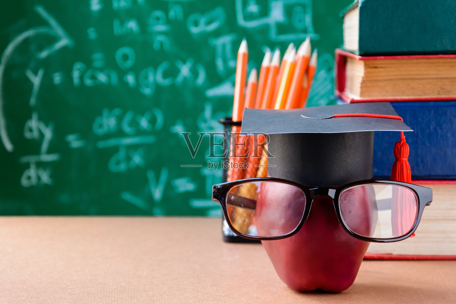 桌上放着苹果知识符号和铅笔书照片摄影图片