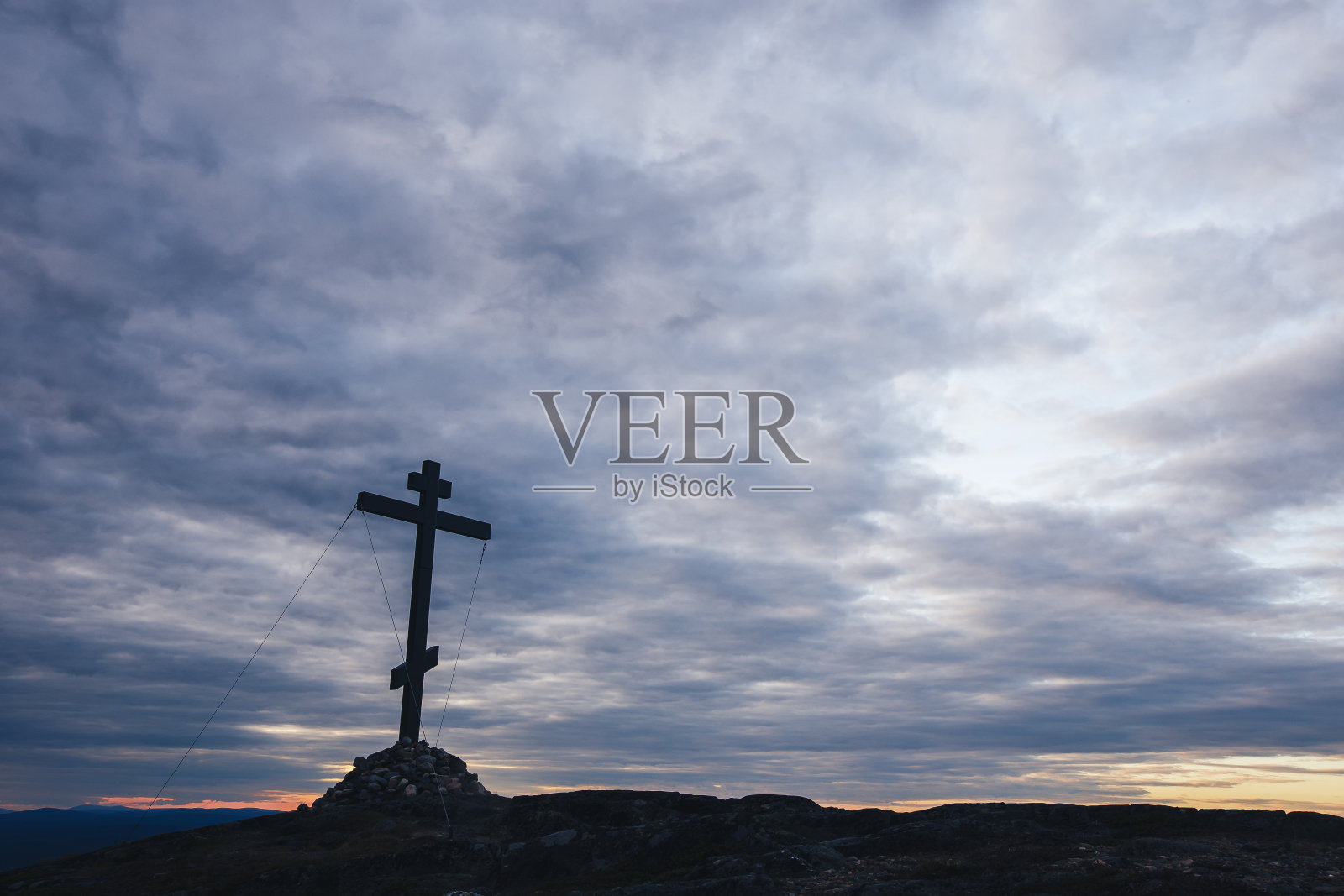 山顶上的东正教十字架，背景是乌云照片摄影图片