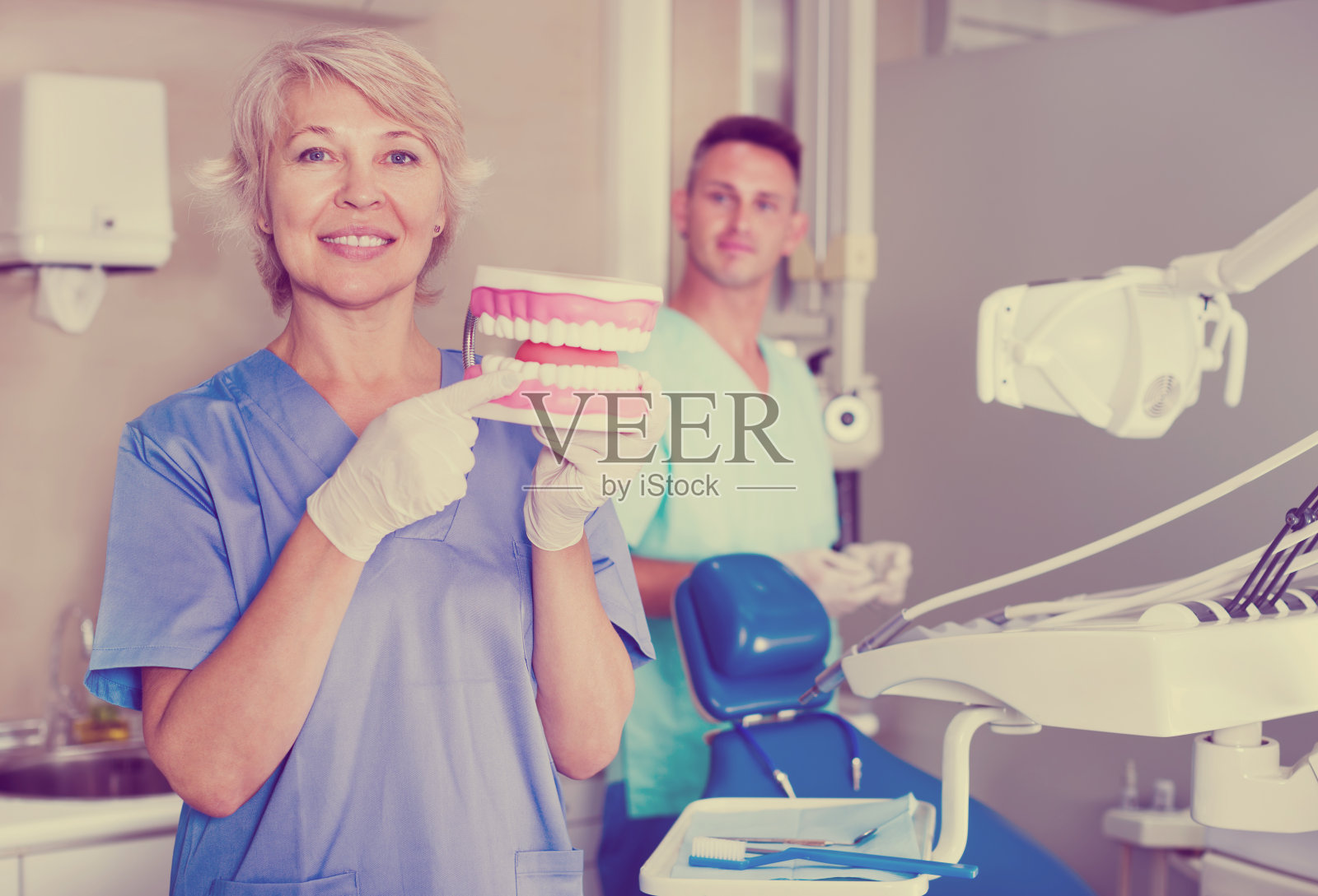 牙医在牙科模型上讲解正确的刷牙方法照片摄影图片