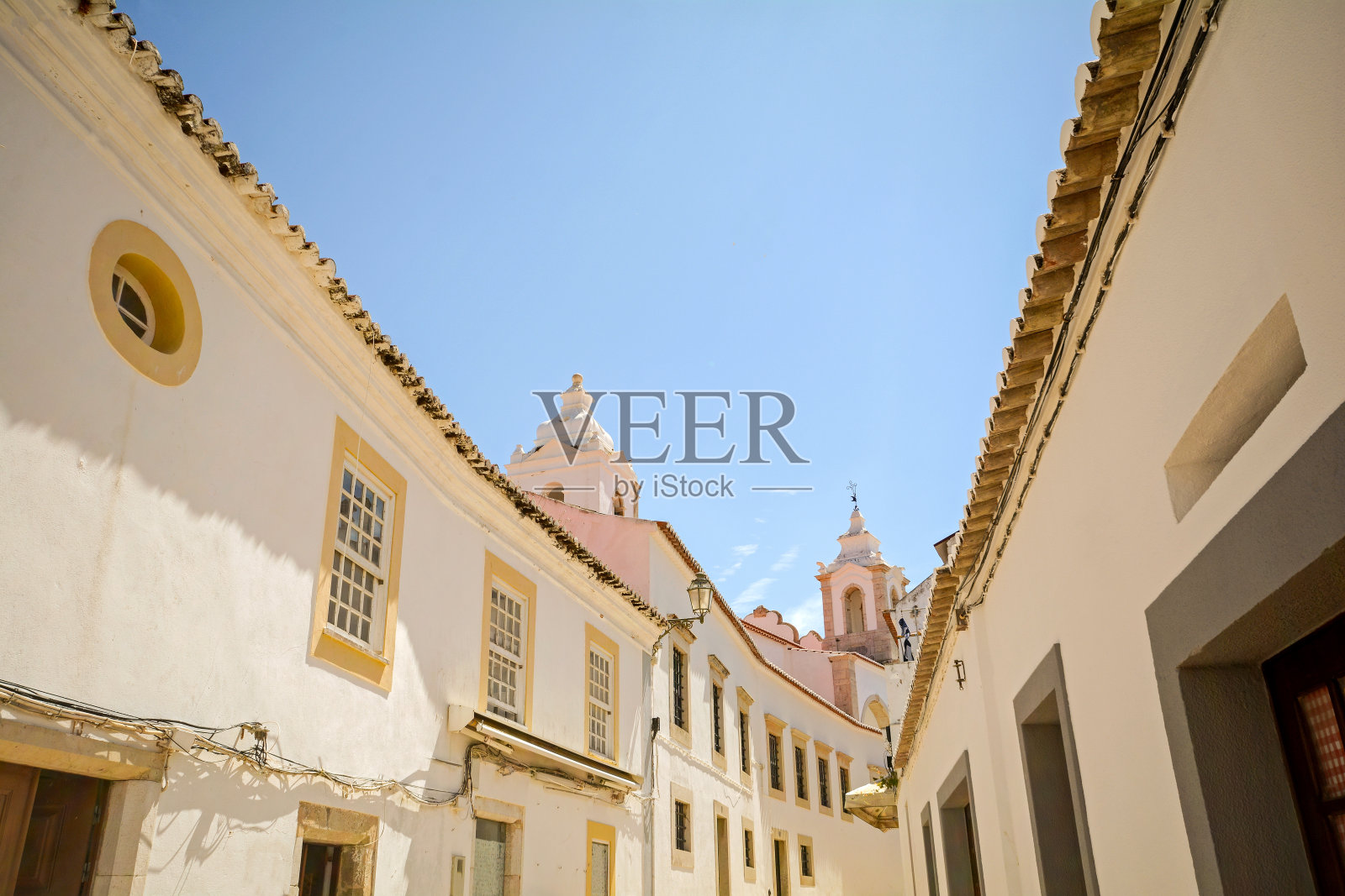 葡萄牙阿尔加维拉各斯老城的历史建筑街道照片摄影图片