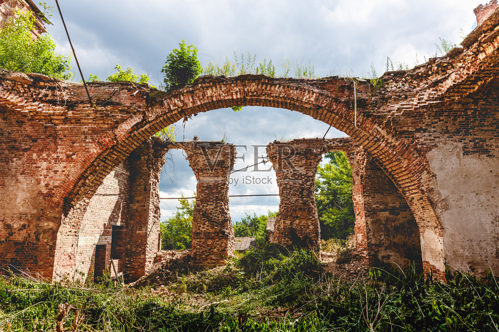 一个古老的废弃的东正教庙宇或教堂的废墟，红砖和大拱门照片摄影图片