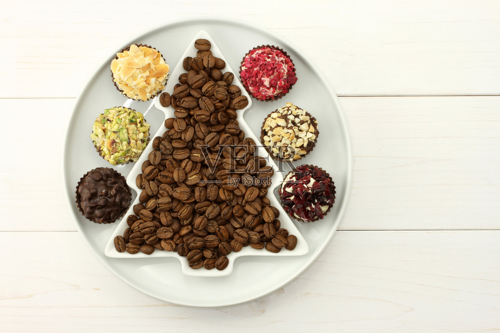 烤咖啡豆在白色盘子云杉，一套巧克力在白色圆碟照片摄影图片