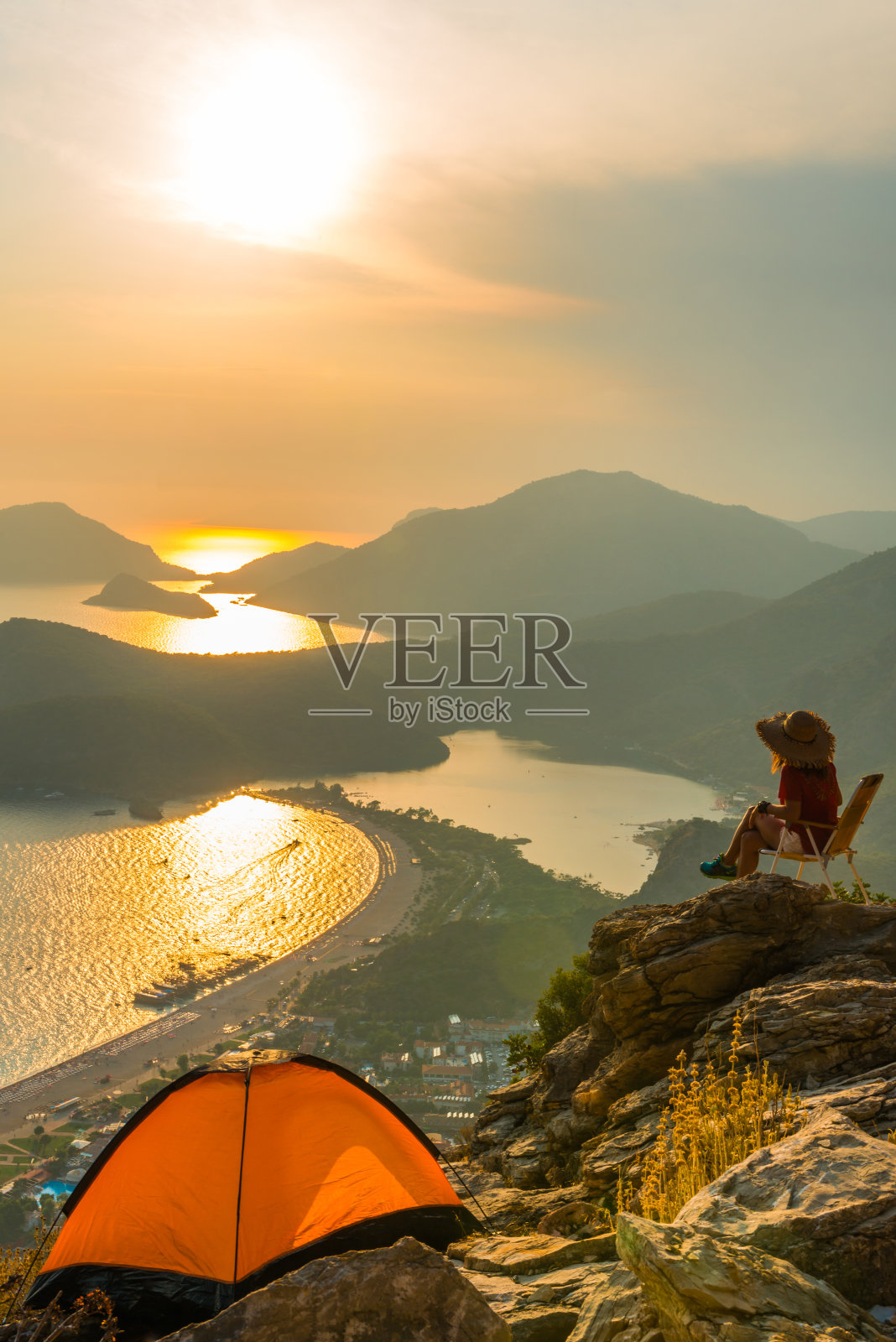 在oludeniz日落。喝酒的女人。欢呼。照片摄影图片