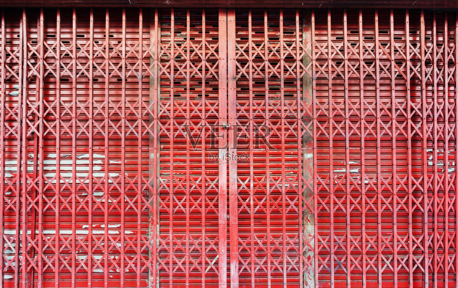 钢制的门用来打开和关闭房子照片摄影图片